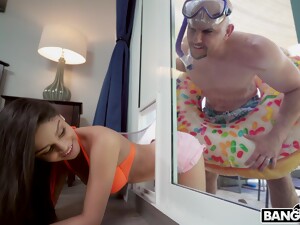 Sexy Nextdoor Babe Jocelyn Stone Gets Stuck And Fucked By Brutal Bald Headed Guy J Mac