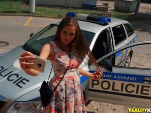 Gadis Ceko, Polisi