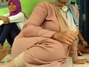 Beautiful Indonesian Mom In Hijab