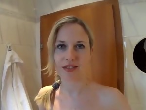 Mia Pinkelt Sich Im Badezimmer Selber In Den Mund