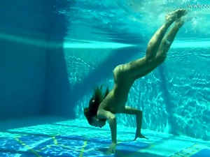 Beautiful Russian-French Nympho Anna Zlatavlaska And Her Awesome Underwater Solo
